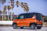 「三菱デリカミニ」は、「DAILY ADVENTURE(日常に冒険を)」をテーマとした内外装デザインを特徴とする軽スーパーハイトワゴン。SUVテイストを感じさせる意匠が特徴だ。