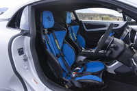 サベルト製モノコックバケットシートという意味では「アニバーサリー」と同じだが、こちらはフルカーボン製でより軽量な仕立て。6点式シートベルトのホールド性は文句なしだが、装着がいちいち面倒なのは間違いない。