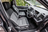 「フリード クロスター」のインテリア。ブラックとカーキの2トーンカラーでコーディネートされている。全シートにプライムスムースとはっ水・はつ油機能のある「ファブテクト」のシート表皮を採用。子育て世代はもちろん、アウトドアアクティビティーでも強い味方となる。