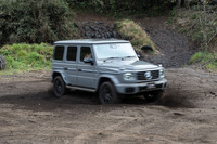 「G-TURN」は右と左のタイヤを逆に回転させることでその場で転回できる新機軸だ。右の前方に土が飛んでいるのが分かる。