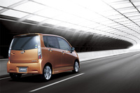 ダイハツでは以前にも「ムーヴ」にアダプティブクルーズコントロールやプリクラッシュセーフティーシステムをオプション装備したことがあったが、高額だったうえに必要性や利便性を訴求できなかったため、広く普及するには至らなかった。(写真=ダイハツ工業)