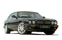 ジャガーの限定車「XJR100」と「XKR100」の画像