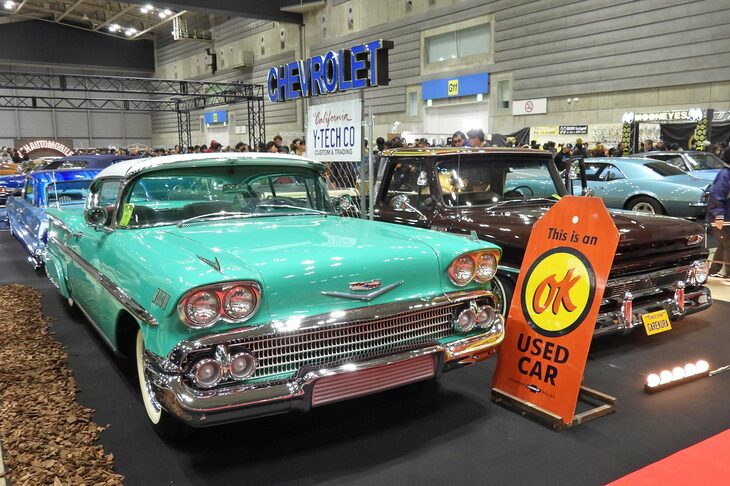 1958年式の「シボレー・インパラ」(写真向かって左)と、1965年式「シボレーC-10ロングベッド」(同右)。