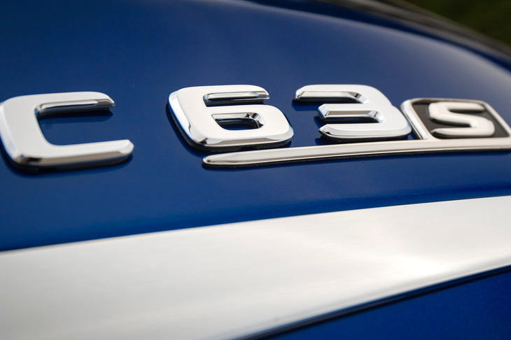 テールゲートを飾る「C63 S」のバッジ。「Cクラス」の「AMG」モデルには、このほかにも最高出力476psの「C63」、6気筒エンジンと4WD機構を組み合わせた「C43 4MATIC」が存在する。