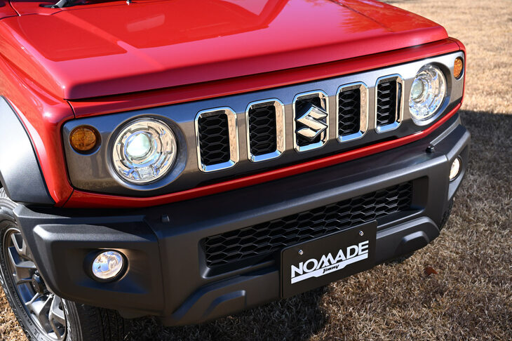 ガンメタリック塗装にメッキのスロット装飾を組み合わせた、「ジムニー ノマド」専用のフロントグリル。