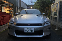 「GT-RプレミアムエディションT-spec」のフロントフェイス。このボンネットの下にひとりの職人が手作業で製造を行った、最高出力570PSを誇る珠玉の3.8リッターV6ツインターボ「VR38DETT」エンジンが収められている。