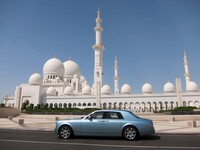 BEVには、純エンジン車に比べて時間のかかる充電の手間がつきまとうもの。その点についても、ショーファー付きで使われることの多いロールス・ロイスのオーナーには、大きな影響はないといえる。