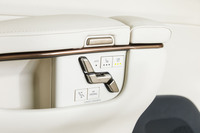 シート調整のスイッチはアームレストの内側に。オットマンや背もたれをデフォルトのポジションに一発で戻すためのボタンもある。