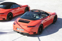 「911タルガ4S GTS」の燃費値(NEDC複合サイクル)は、エンジンのダウンサイジングおよびターボ化により、約11.0km/リッターから約11.5km/リッターへと向上した。