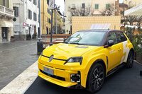 第892回:みんな日本未導入車! 冬・イタリアの広場に現れたクルマたち