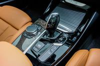 ATセレクターは操作時だけ動き、元に戻るタイプ。軽い力で操作できるというメリットもある。