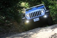 新型「ラングラー」の3アングルは、アプローチアングルが44°、ブレークオーバーアングルが22.6°(4ドアの数値。2ドアは27.8°)、デパーチャーアングルが37°。最低地上高は200mmで、最大渡河深度は76.2cmとされている。