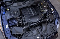 最高出力340ps、最大トルク450Nmを発生させる3リッターV6スーパーチャージドエンジン。JC08モードの燃費値は7.6km/リッターと発表されている。