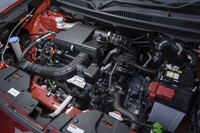 日本仕様のパワートレインは、マイルドハイブリッド機構付きの1.5リッター自然吸気ガソリンエンジンにトルコン式6段ATの組み合わせ。FF車では、最高出力は101PS、最大トルクは135N・m、燃費はWLTCモードで19.0km/リッターと公称されている。