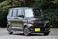 ホンダN-BOXカスタムG EXターボHonda SENSING
ボディーサイズ:全長×全幅×全高=3395×1475×1790mm/ホイールベース:2520mm/車重:960kg/駆動方式:FF/エンジン:0.66リッター直3 DOHC 12バルブ/トランスミッション:CVT/最高出力:64ps(47kW)/6000rpm/最大トルク:104Nm(10.6kgm)/4800rpm/タイヤ:(前)165/55R15 (後)165/55R15/価格:194万9400円