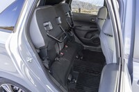 後席は座面のチップアップ(写真)とダイブダウンが可能。コンパクトハッチバックでありながらSUVも顔負けの積載力を誇る。