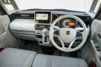 内装でもダッシュボードなどにスーツケースをモチーフにしたデザインを採用。ポップな雰囲気を演出していた。