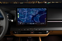 ダッシュ中央には14インチの大型タッチスクリーンを搭載。同じスクリーンを助手席側にも並べた、より豪華な仕様も選べる。