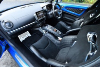 2シーター仕様のキャビンはタイトな仕立て。インストゥルメントパネル中央に7インチモニターを設置している。アクセルやブレーキペダル、フットレストはアルミ製。助手席にもフットレストが備わる。