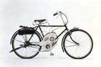 1952年に登場したスズキ初の輸送用機器「パワーフリー号」。2ストローク36ccのバイクモーターである。