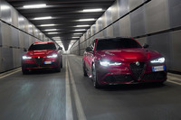 「アルファ・ロメオ・ジュリア クアドリフォリオ コレッツィオーネ」(写真右)と「ステルヴィオ クアドリフォリオ コレッツィオーネ」(同左)。