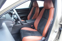 テラコッタとブラックのコンビネーションカラーで仕立てられたシートも特別仕様車「レトロスポーツエディション」の専用アイテム。