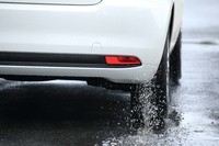 新たに専用のトレッドパターンが採用された「エフィシェントグリップ エコEG02」。溝の容積を減らしつつも排水性はアップ。雨天時の安全性が一段と高められている。