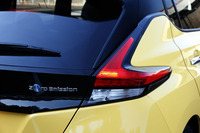 リアコンビランプは、「フェアレディZ」や「ジューク」を思わせるブーメラン型のデザインが採用されている。