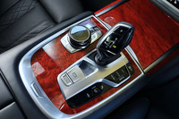 トランスミッションは8段AT(ZF 8HP75)。シフトセレクターの右側に走行モードを切り替える「ドライビング・パフォーマンス・コントロール」のスイッチが備わる。