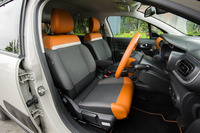 ざっくりとしたファブリックの質感が特徴的なフロントシート。グレーの部分にはヘリンボーン柄が横向きに配されている。