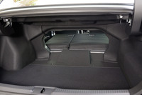 トランク容量は450リッター。“ランドスケープ”専用の後席背もたれの60:40分割可倒機構が付いている。トンネルは決して広くないが、あるとないとでは使い勝手の幅が全然違うはずだ。