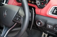 ステアリングリムのすぐ裏側に大柄なパドルが用意されている。こちらもカーボン製。