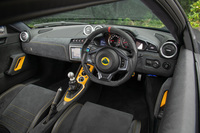 各所にスエード調素材が用いられたインテリア。イエローの差し色は、オプションの「インテリアカラーパック」のものだ。