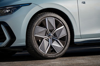 「eTSI Rライン」は18インチのタイヤ&ホイールを装備。カバーが特徴的なホイールは「リッチモンド」と名づけられている。