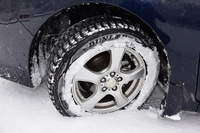 「インプレッサG4」に装着されたダンロップ製スタッドレスタイヤ。6カ月間で2.3万km走破し、磨耗状況を計測したところ、約2mmだった。(写真=池之平昌信)