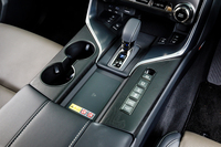 細かなところだがセンターコンソールの「おくだけ充電」が急速充電に対応したのが新しい。その右の非常に使いやすい位置に車高調整やセンターデフロック(リアとフロント用はステアリングの左側)のスイッチが並んでおり、やはりそういう地域に住む人々が主要な顧客ということだろう。