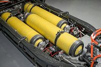 容量2.6kgの水素タンクがラダーフレームのサイドメンバーの間に収まっている。