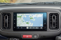 メーカーオプションで用意される全方位モニター付きディスプレイオーディオ。ナビ機能は搭載されていないが、携帯端末のアプリを画面に表示することで、ナビとしても利用することができる。