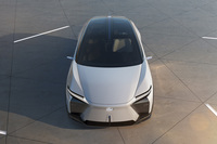 レクサスのデザインアイコンであるフロントの「スピンドルグリル」は、「スピンドルボディー」という車体と一体化した立体的なデザインに進化。