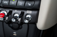 走行モード切り替え機構「MINIドライビングモード」は「クーパー」の標準仕様を除く全車に装備されるが、アダプティブサスペンションは「クーパー」か「クーパーS」の一部トリム、もしくは「ジョンクーパーワークス」でないと装備できない。