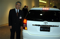 ウィッシュの開発をとりまとめた、トヨタ自動車の吉田健チーフエンジニア。ライバルに対するアドバンテージを、「2列目ドアの開き方を熟慮した結果の、3列目シートへの高い乗降性。デザインも高いベルトラインによりミニバンぽく見えないようにした」と語る