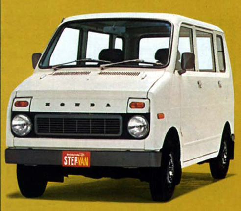 ホンダライフ・ステップバン・スーパーデラックス。当時の軽自動車規格いっぱいの全長2995mm、全幅 1295mmに対して全高1620mmという背高のプロポーションを、ほとんどフラットなパネルで構成したシンプルでID的なデザイン。フロントグリルは軽トラのTN360、ウインカーは一世を風靡した軽乗用車、N360からの流用である。