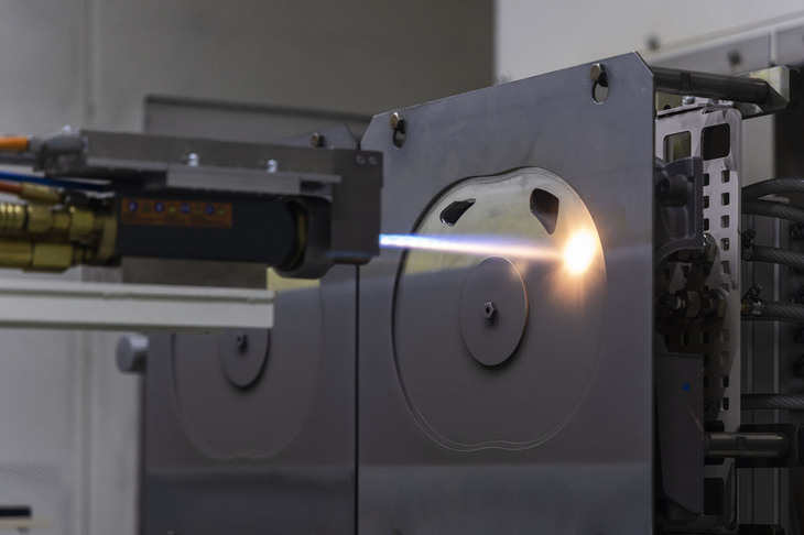 サイドハウジングの摺動(しゅうどう)面に2000度近い温度で特殊な粉末を吹き付ける高速フレーム溶射を採用。摩耗の低減を図り、オイルシールの機能を確保する役割を担う。これはルマン優勝車「マツダ787B」のエンジンにも採用されていた技術である。