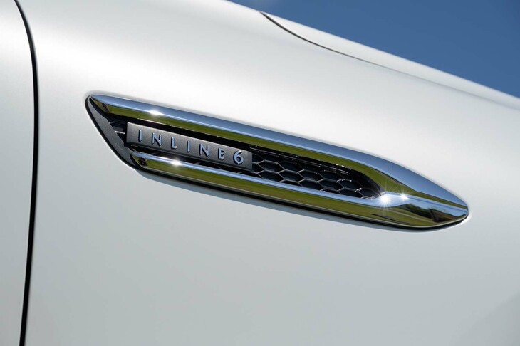 マツダCX-80 XD Sパッケージ(「INLINE 6」バッジ)