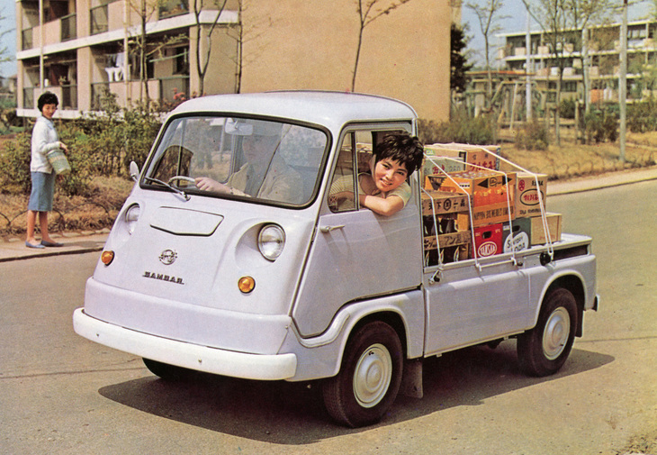 1961年に登場した初代「スバル・サンバー」。「スバル360」と同じ356cc空冷2ストローク2気筒エンジン(最高出力18PS)を車体後端に搭載。4輪独立懸架によるトラックとしてはソフトな乗り心地が特徴。なお最初期型はルーフがキャンバス張りだった。