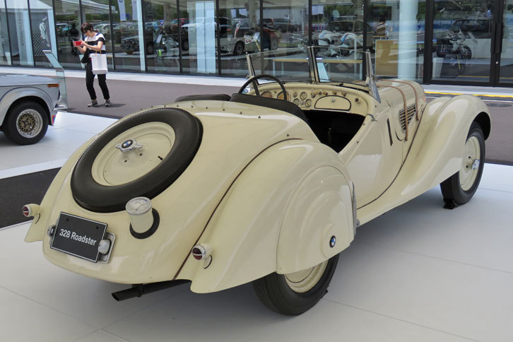 「BMW 328」は、現在でも時代を超えた高性能スポーツカーとして人気が高く、クラシックカーイベントには大挙して参加し、好成績を挙げている。