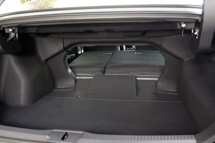トランク容量は450リッター。“ランドスケープ”専用の後席背もたれの60:40分割可倒機構が付いている。トンネルは決して広くないが、あるとないとでは使い勝手の幅が全然違うはずだ。