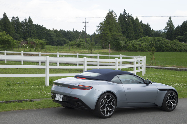 細いコの字型のコンビランプがリアビューを印象づけている。