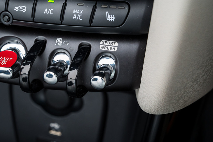 走行モード切り替え機構「MINIドライビングモード」は「クーパー」の標準仕様を除く全車に装備されるが、アダプティブサスペンションは「クーパー」か「クーパーS」の一部トリム、もしくは「ジョンクーパーワークス」でないと装備できない。