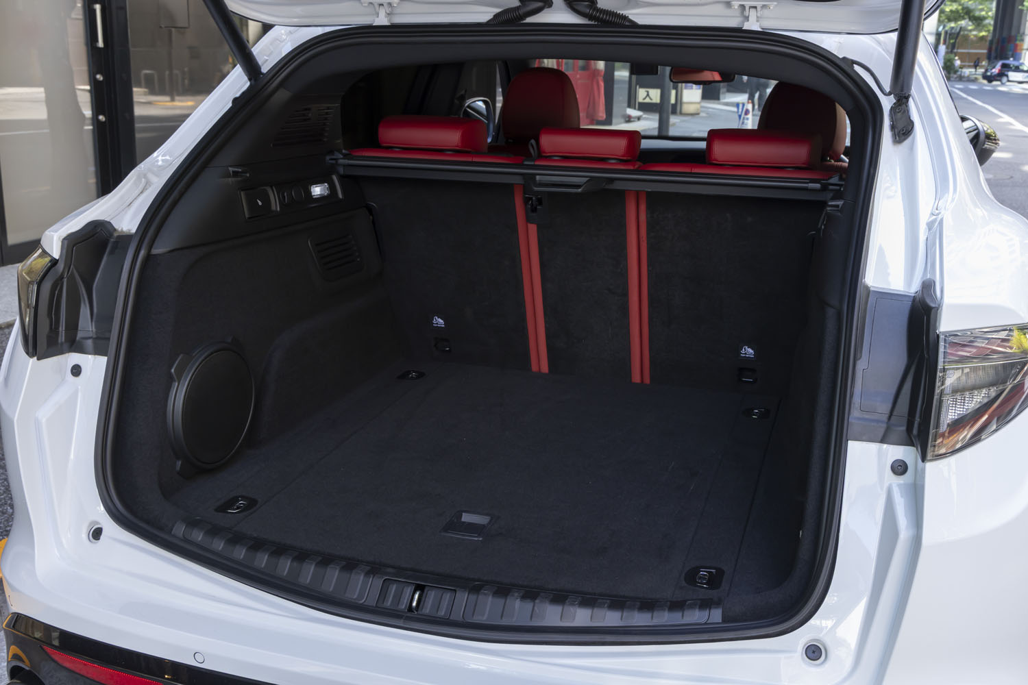 キャビン後方には、満乗車時でも525リッターという広い荷室が確保される。積載容量は、荷室内のリリースレバーを使って後席の背もたれを倒すことで、さらに拡大できる。